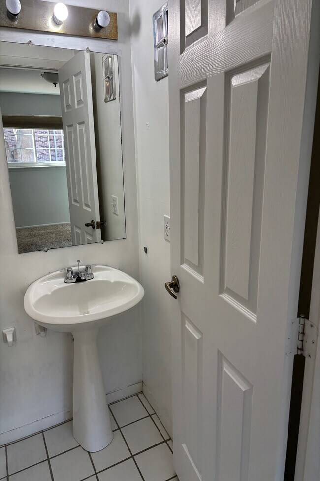 Building Photo - 689 E Fox Hills Dr