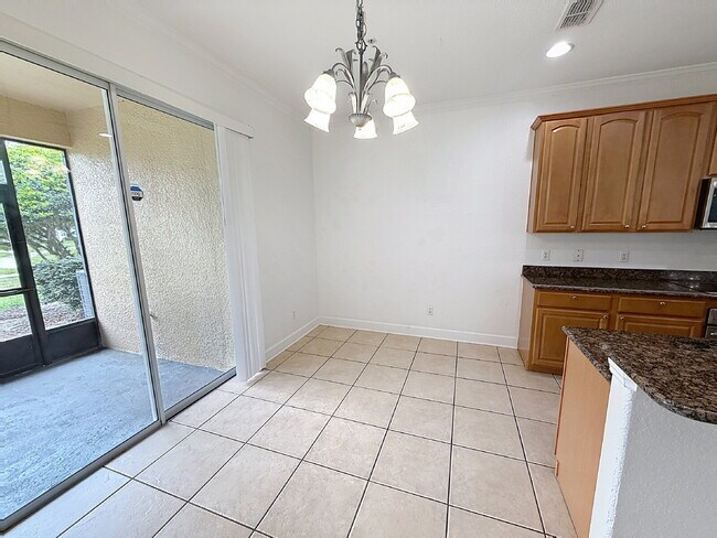 Building Photo - Beautiful 3 Beds and 2.5 Baths townhome with 2 car garage in Stonebridge Commons!