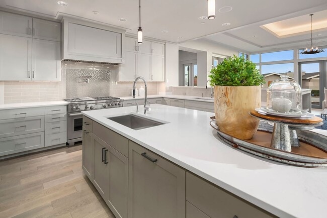 Building Photo - 6Bd/6.5Ba Clyde Hill House