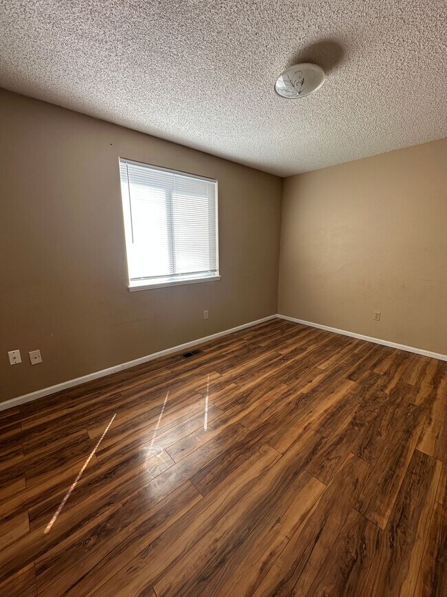 Building Photo - 5 bedroom 3 bathroom Sinlge Family House in Aurora