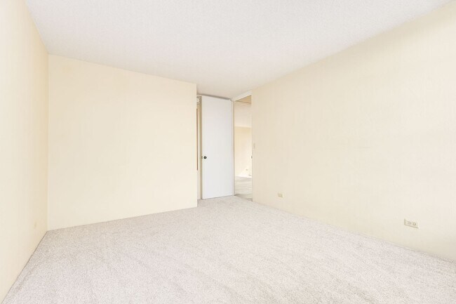 Building Photo - 2 bedroom 1 bath condo in Pearl 1 with 1 covered parking