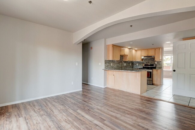 Building Photo - 2 Bed + Den/Office 2 Bath Ground level Condo
