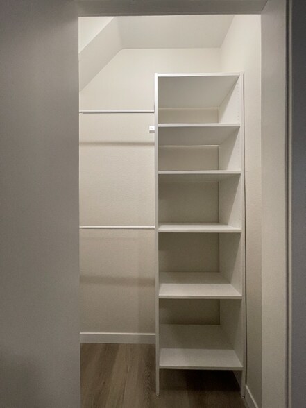 Building Photo - 605 E 7th St