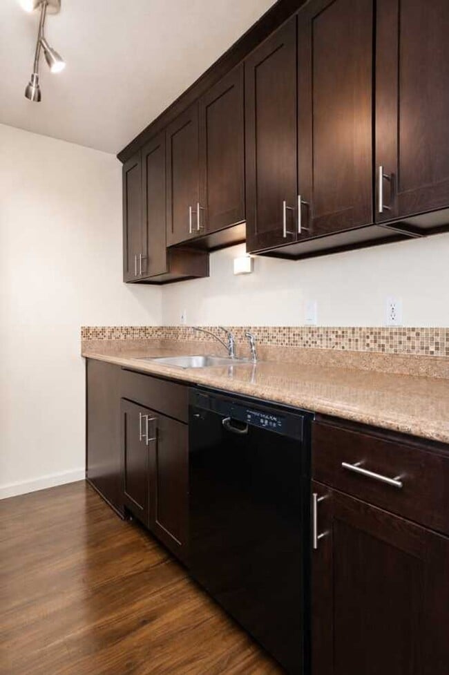 Building Photo - North Beacon Hill 1 Bedroom Apartment for Rent | Beacon Hill Light Rail Access, Balcony, Hardwood...