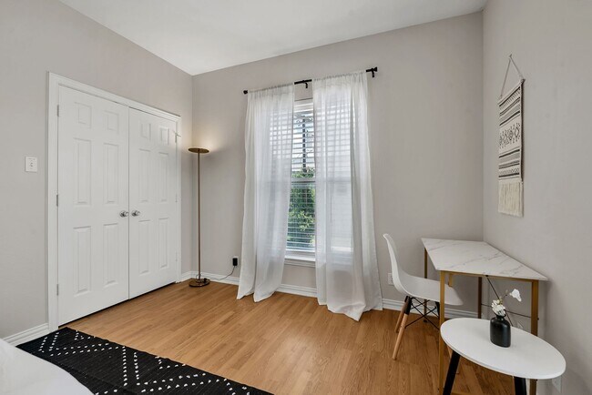 Building Photo - 1425 E James St