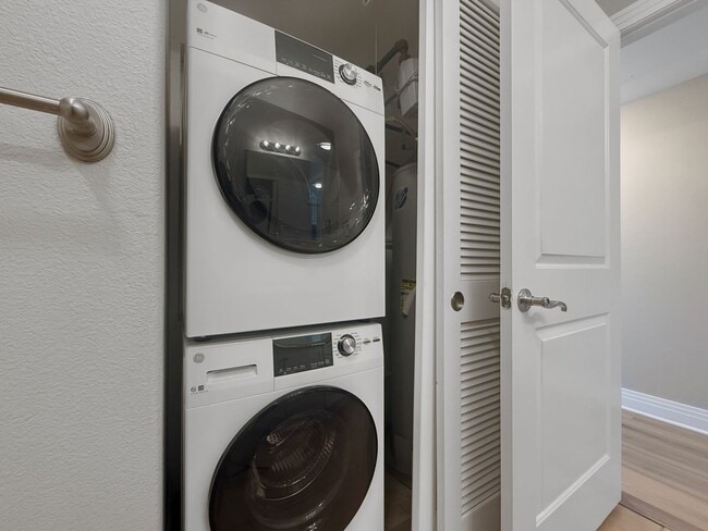 Building Photo - $0 DEPOSIT OPTION. UPDATED 2 BEDROOM CONDO...