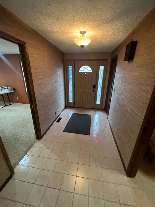 Building Photo - 250 NW Sunrise Dr