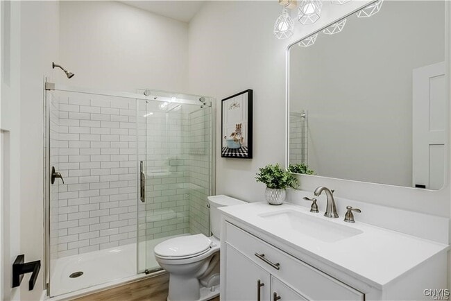 Building Photo - 1104 Main St