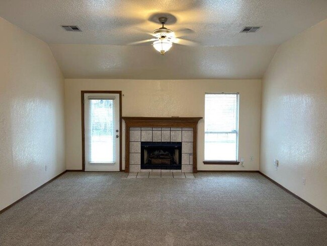 Building Photo - New Paint! 3 beds, 2 full baths, 2 car gar...