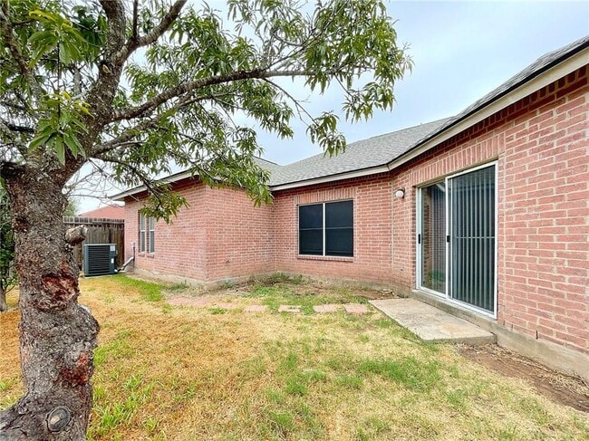 Building Photo - 2211 Little Tree Bend