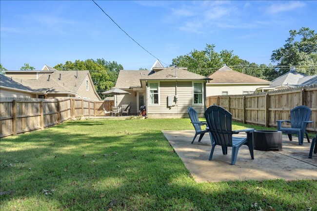 Building Photo - MIDTOWN LIKE NEW