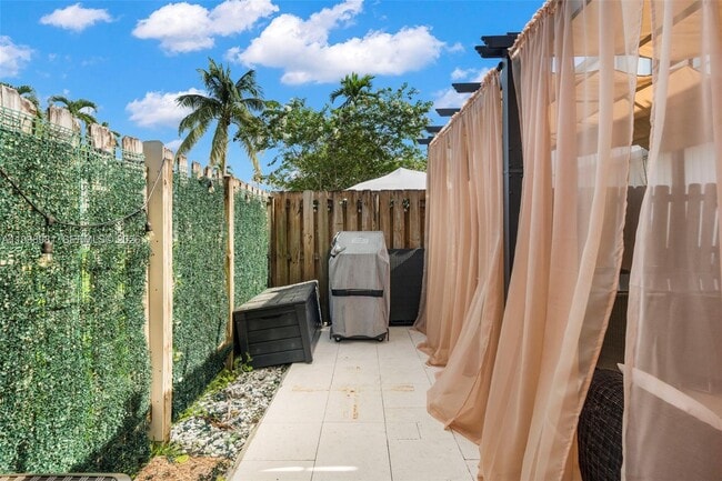 Building Photo - 918 NE 26th Ave