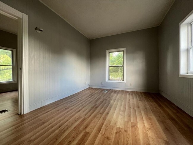 Building Photo - 415 E Broadway St