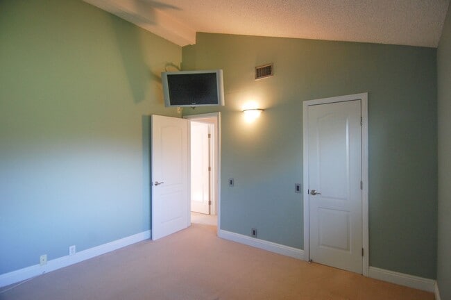 Building Photo - 2 Bedroom Condo in Presidential Heights 1 with Private back patio!!