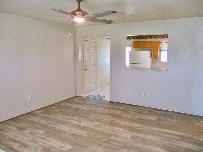 Building Photo - 165 Armadillo Ln