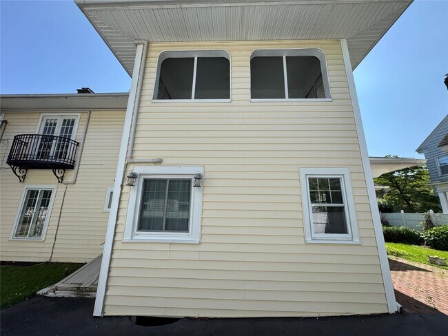 Building Photo - 9 Beethoven St