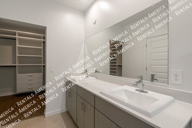 Building Photo - 12440 W Gini Ln