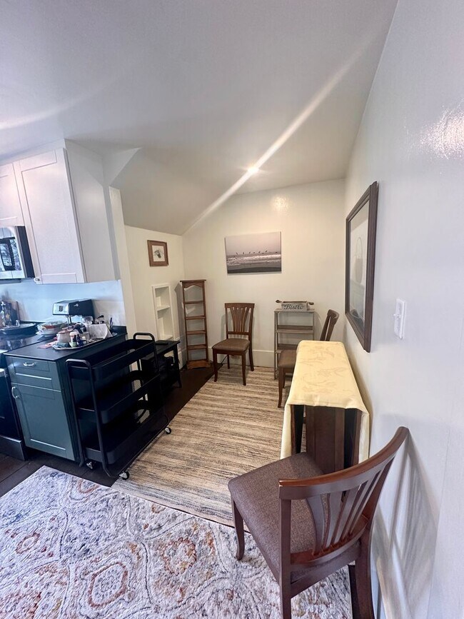 Building Photo - Furnished 2 bedroom Craftsman Apartment
