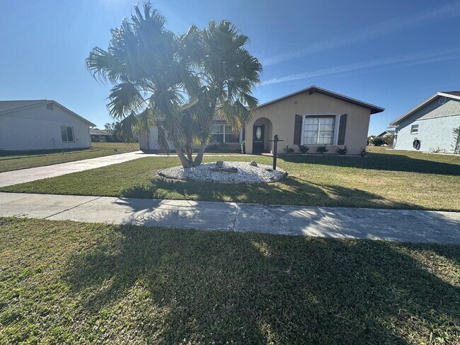 Building Photo - Charming 2-Bed, 2-Bath Retreat in Port Charlotte!