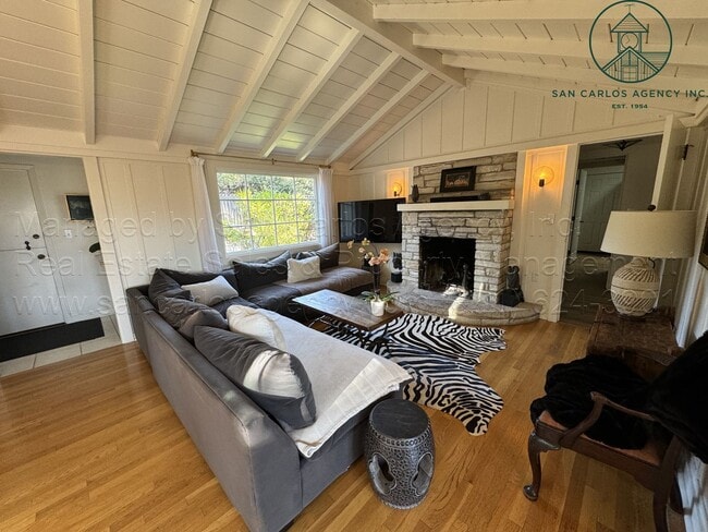 Building Photo - 3 Bed / 2 Bath Charming Carmel Point Home