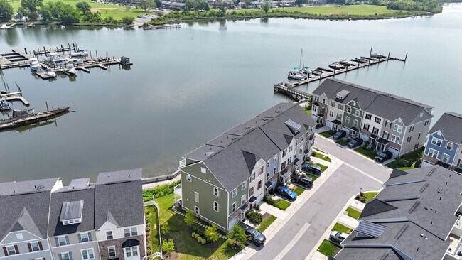 Building Photo - Stunning Townhome with Water Views!