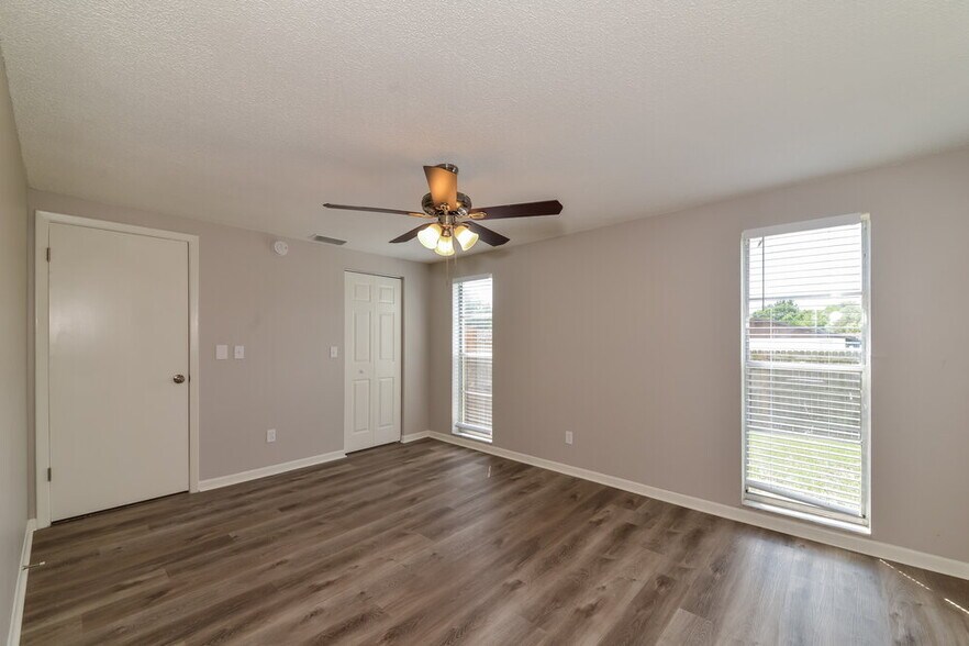 Building Photo - 904 Briarcliff Dr