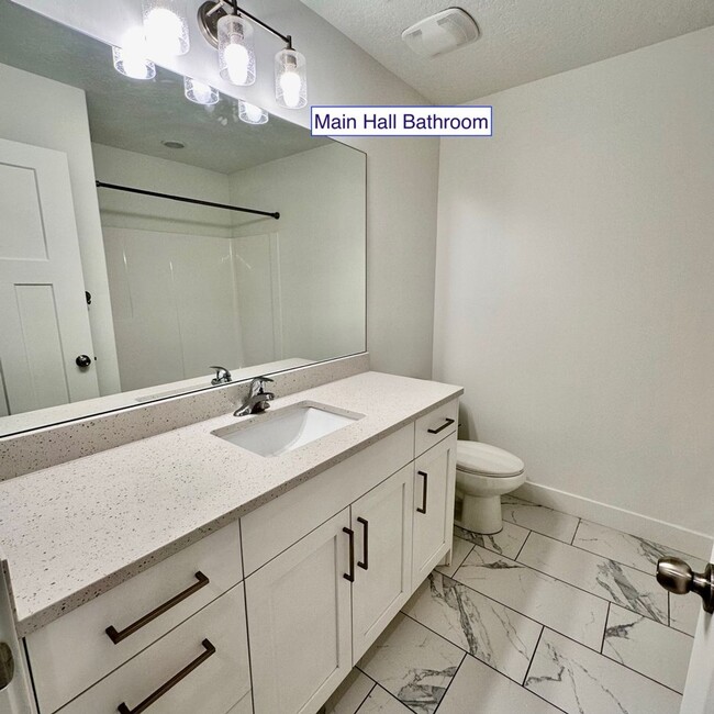 Building Photo - Beautiful townhome walking distance to eve...