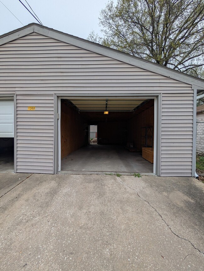 Building Photo - 1268 SW Western Ave