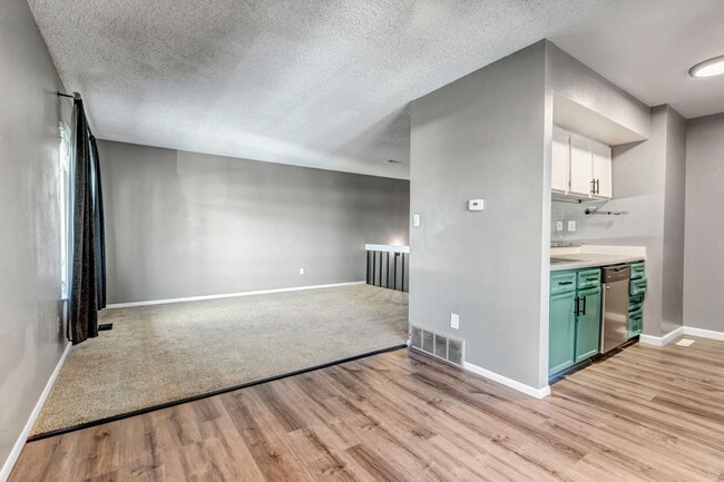 Building Photo - Skyway Condo, 2 Bed, 1.5 Bath, Secure Building