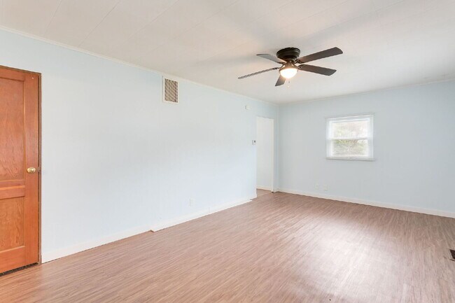 Building Photo - 402 E Chippewa Ave