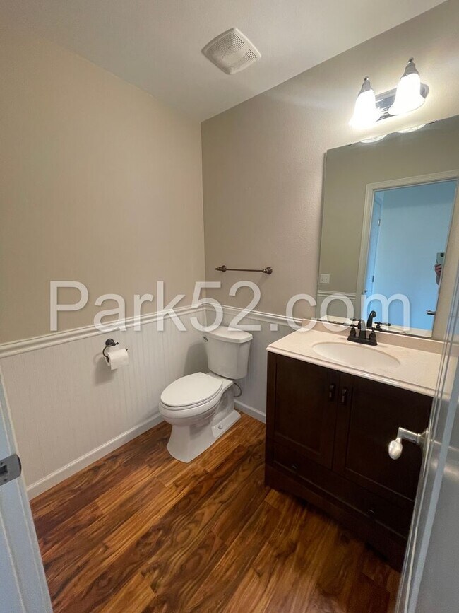 Building Photo - Spacious 4 Bedroom Home in DuPont