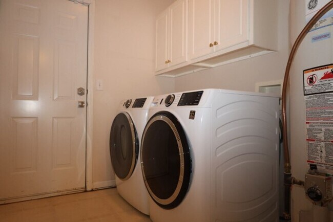 Building Photo - 3 Bedroom Townhome in the Heart of Dulth