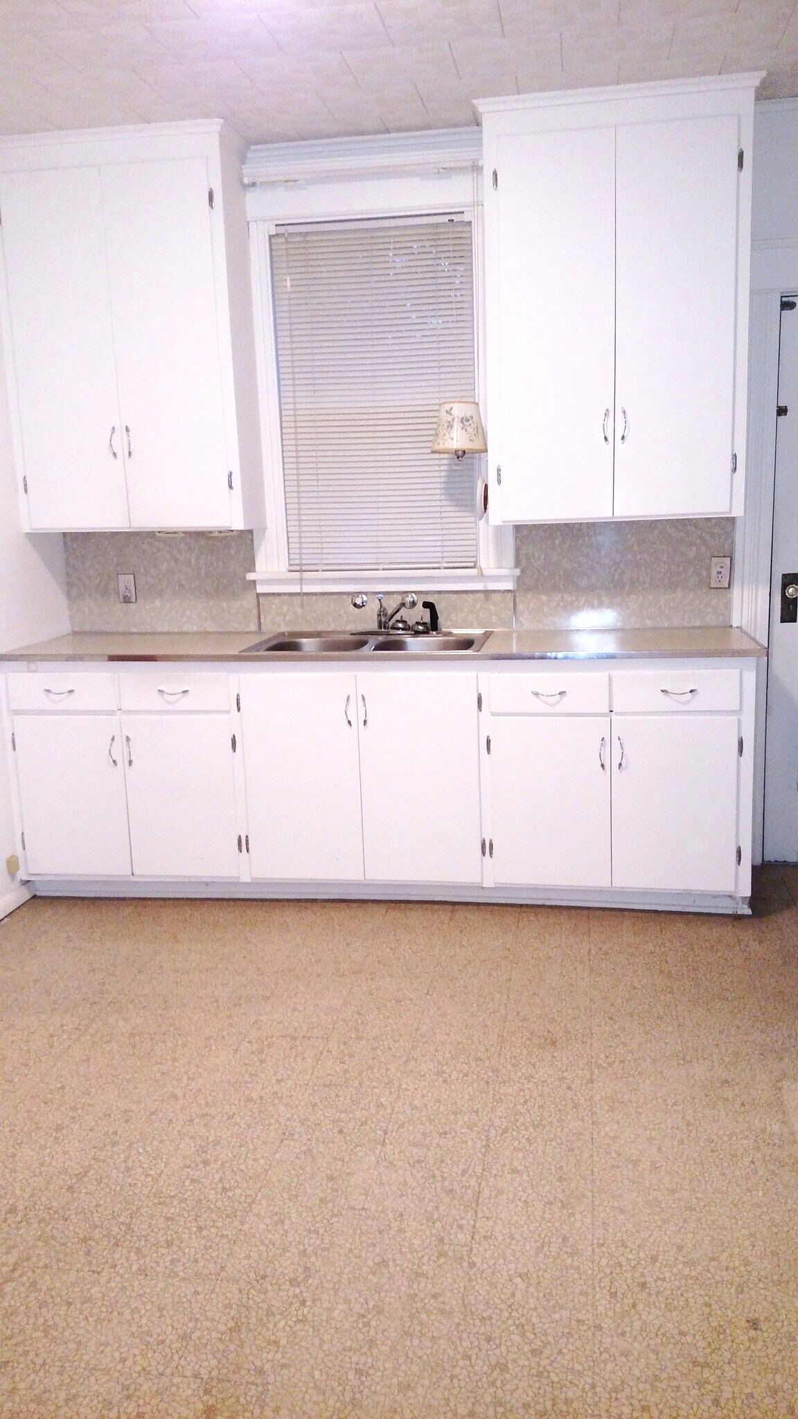Original country style kitchen huge cabinets - 2504 Chili Ave