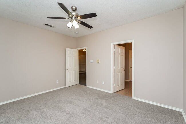 Building Photo - 952 Azalia Dr