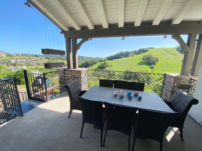 Building Photo - Wilder, Orinda!!!  4 Bed, 4.5 Bath, apx 3,380 Sq Ft.