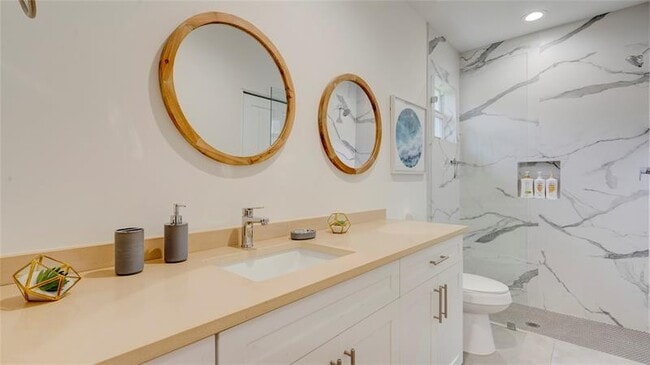 Building Photo - 627 47th St