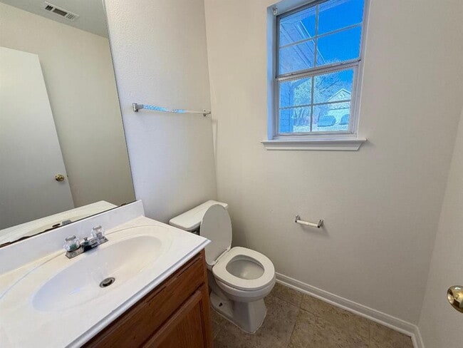 Building Photo - 1913 Overland Dr