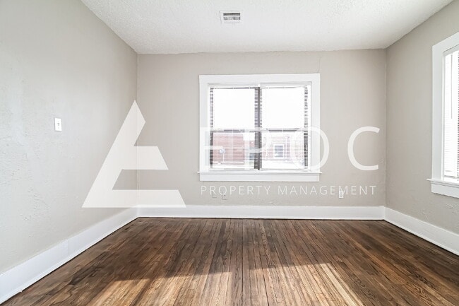 Building Photo - 705 E Hughbert St