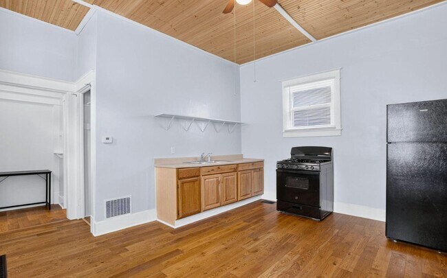 Building Photo - 1126 Milton St