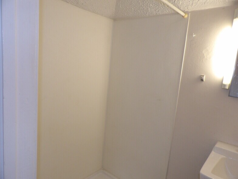 Bathroom - 817 N Jefferson St