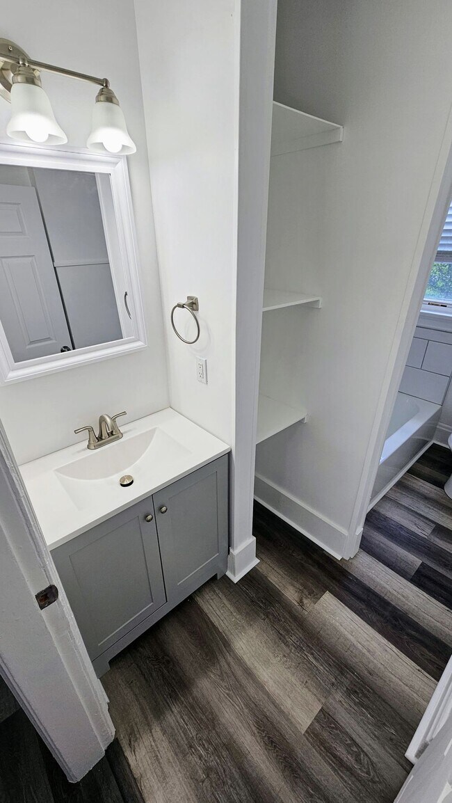 Building Photo - Fully renovated...extra half bath...laundr...
