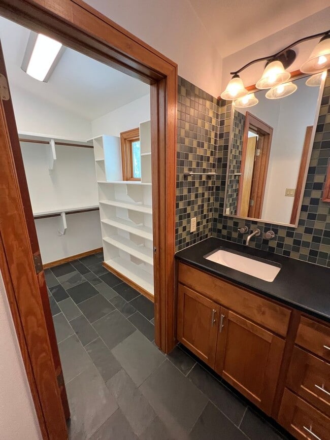 Building Photo - Luxury Home - Close to UT