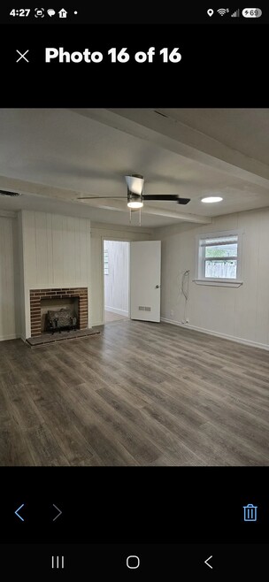 Building Photo - 811 E Navarro St