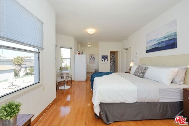 Building Photo - 26 Breeze Ave