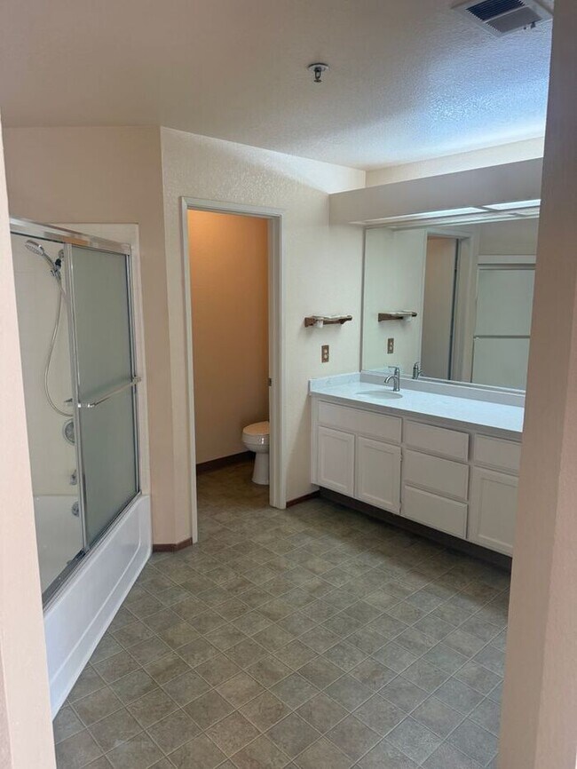 Building Photo - Wonderful 2 Bedroom, 2.5 Bath Condo!