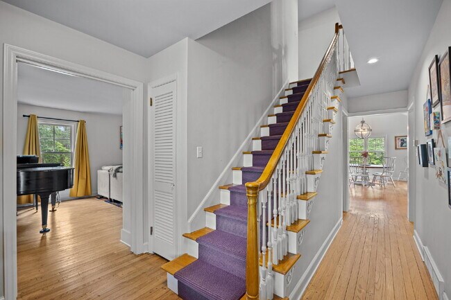 Building Photo - Charming Furnished Estate with Full-Servic...