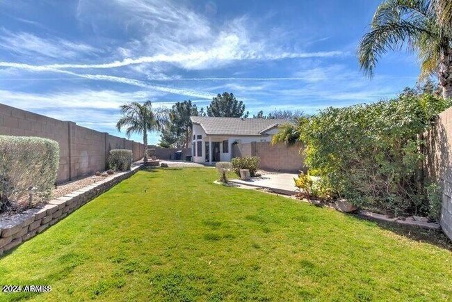 Building Photo - 2131 S Peppertree Dr