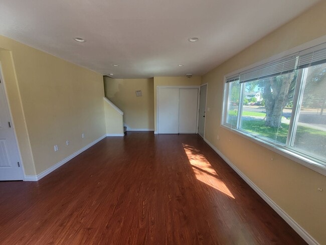 Building Photo - Spacious 3-Bed, 2-Bath Home with Fenced Ya...