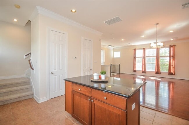 Building Photo - 3325 Clearview Cir