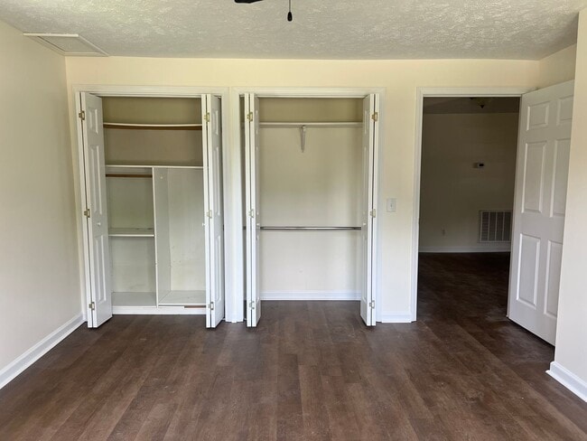 Building Photo - Very Nice 4 bedroom near Tri Cities Airpor...